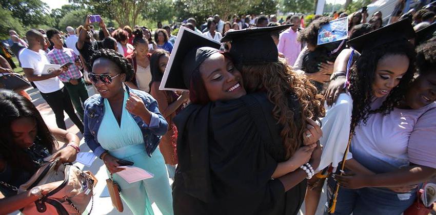 两个学生在毕业典礼上拥抱